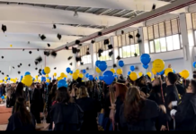 Promoția 2021: Ultimul clopoțel pentru elevii de clasa a XII-a și o festivitate plină de emoții, la Bistrița: ”Cu voi aici, îmbrăcați în robe, arătăm magic”