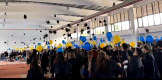 Promoția 2021: Ultimul clopoțel pentru elevii de clasa a XII-a și o festivitate plină de emoții, la Bistrița: ”Cu voi aici, îmbrăcați în robe, arătăm magic”