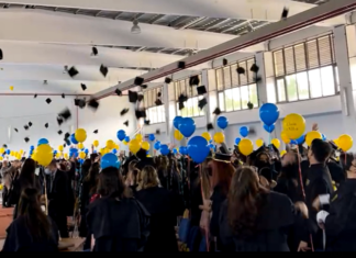 Promoția 2021: Ultimul clopoțel pentru elevii de clasa a XII-a și o festivitate plină de emoții, la Bistrița: ”Cu voi aici, îmbrăcați în robe, arătăm magic”