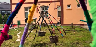 Lecții desfășurate în aer liber: Atelier de scriere creativă în curtea școlii și ora de matematică cu vânătoare de forme geometrice VIDEO