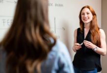 O idee lansată la conferința SuperTeach: Profesorii să zâmbească la începutul orei, iar acest lucru să fie introdus în fișa postului