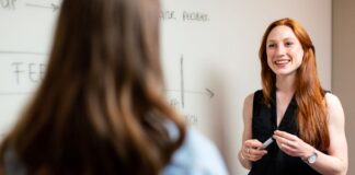 O idee lansată la conferința SuperTeach: Profesorii să zâmbească la începutul orei, iar acest lucru să fie introdus în fișa postului