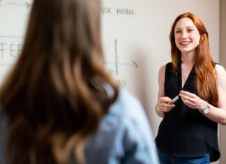 O idee lansată la conferința SuperTeach: Profesorii să zâmbească la începutul orei, iar acest lucru să fie introdus în fișa postului