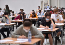 Elevi din familii defavorizate, pregătiți gratuit de doi profesori din Iași pentru admiterea la Medicină. Teodora: ”Am luat 10 la examen. Sunt primul lor 10”
