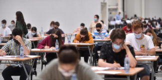 Elevi din familii defavorizate, pregătiți gratuit de doi profesori din Iași pentru admiterea la Medicină. Teodora: ”Am luat 10 la examen. Sunt primul lor 10”