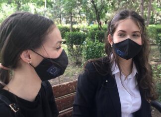 Clip realizat de patru eleve de liceu din Ploiești despre ”viețile opozante” ale unor adolescente. Tinerele au câștigat o bursă de studiu la Bruxelles VIDEO