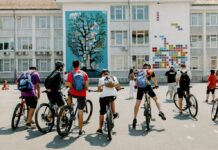 Culoare și artă, la Colegiul Naţional „Octavian Goga” din Sibiu. Pe un zid din curtea interioară poate fi citită prima poezie murală animată FOTO