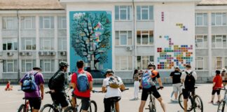 Culoare și artă, la Colegiul Naţional „Octavian Goga” din Sibiu. Pe un zid din curtea interioară poate fi citită prima poezie murală animată FOTO
