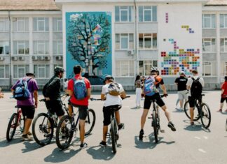 Culoare și artă, la Colegiul Naţional „Octavian Goga” din Sibiu. Pe un zid din curtea interioară poate fi citită prima poezie murală animată FOTO