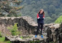 O elevă care își ajută colegii mai mici la Română și Matematică. Simina s-a pregătit pentru Evaluarea Națională cu olimpicii de la MateX