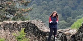 O elevă care își ajută colegii mai mici la Română și Matematică. Simina s-a pregătit pentru Evaluarea Națională cu olimpicii de la MateX