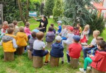 Copiii încurajați să citească încă de la grădiniță. Alfabetar pe scenă și insule de lectură, amenajate la ”Dumbrava Minunată” din Alba Iulia FOTO