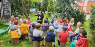 Copiii încurajați să citească încă de la grădiniță. Alfabetar pe scenă și insule de lectură, amenajate la ”Dumbrava Minunată” din Alba Iulia FOTO