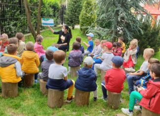 Copiii încurajați să citească încă de la grădiniță. Alfabetar pe scenă și insule de lectură, amenajate la ”Dumbrava Minunată” din Alba Iulia FOTO