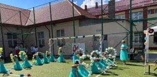 Povești „în pași de dans”, create de o învățătoare și o educatoare la școala din Asău. Ultimul spectacol oferit de trupa micilor artiști: „Arc peste timp” VIDEO