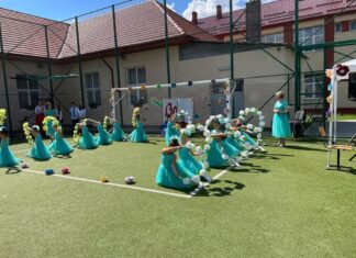 Povești „în pași de dans”, create de o învățătoare și o educatoare la școala din Asău. Ultimul spectacol oferit de trupa micilor artiști: „Arc peste timp” VIDEO