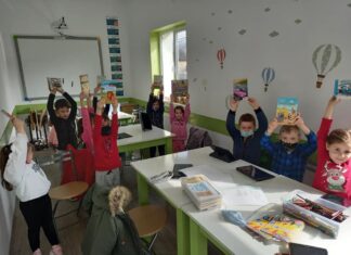 O poveste de 13 ani: Ioana și Adi le oferă copiilor din Firiza o a doua casă și șansa de a urma un drum dincolo de pădurea care îi desparte de oraș