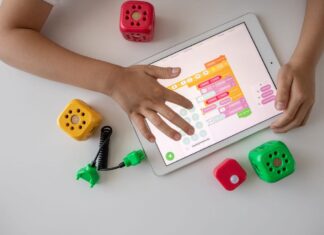 Liceul de la sat unde elevii participă săptămânal la clubul de programare. Din această toamnă, ei vor avea în școală și laborator de robotică