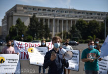 Protest al elevilor, în Piața Victoriei: ”Viitorul nostru contează! Ministerul să ne vadă, facem orele în stradă!”