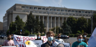 Protest al elevilor, în Piața Victoriei: ”Viitorul nostru contează! Ministerul să ne vadă, facem orele în stradă!”