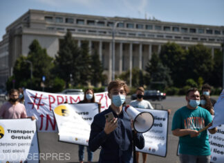 Protest al elevilor, în Piața Victoriei: ”Viitorul nostru contează! Ministerul să ne vadă, facem orele în stradă!”