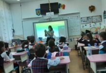 Primii pași în programare pentru elevii de clasa I, alături de roboții Edison, într-un eveniment ”Meet and Code” – Școala Gimnazială nr. 28 Galați