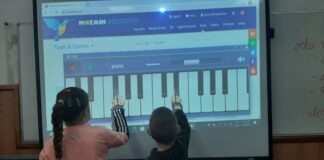 Lecții transformate în povești, cu ajutorul cărților și tehnologiei. În prima zi de școală, învățătoarea își așteaptă copiii cu piesa de rezistență