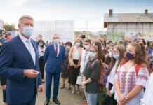 Prima zi de școală. Iohannis, la Valea Doftanei: Îmi doresc să identificăm acele insule de excelenţă. Ele sunt dovada clară că ”omul sfinţeşte locul”