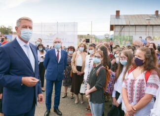 Prima zi de școală. Iohannis, la Valea Doftanei: Îmi doresc să identificăm acele insule de excelenţă. Ele sunt dovada clară că ”omul sfinţeşte locul”