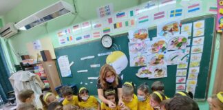Clasa în care elevii încep ziua cu „întâlnirea terapeutică”. Învățătoarea pune lecțiile pe ritmuri muzicale și „țese” povești ce rămân în memoria copiilor