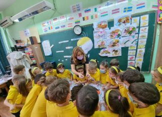 Clasa în care elevii încep ziua cu „întâlnirea terapeutică”. Învățătoarea pune lecțiile pe ritmuri muzicale și „țese” povești ce rămân în memoria copiilor