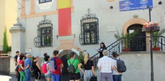 Invitația unei eleve de a descoperi frumusețile și istoria orașului în care trăiește. La 14 ani, Ana este ghid și a organizat primul tur FOTO