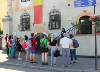 Invitația unei eleve de a descoperi frumusețile și istoria orașului în care trăiește. La 14 ani, Ana este ghid și a organizat primul tur FOTO