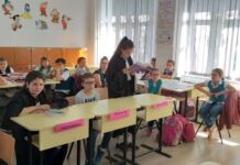 Lecție tip dezbatere. Clasa este transformată în „sală de judecată”, iar copiii devin judecători, avocați ori procurori. Cazul „La scăldat”