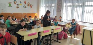 Lecție tip dezbatere. Clasa este transformată în „sală de judecată”, iar copiii devin judecători, avocați ori procurori. Cazul „La scăldat”