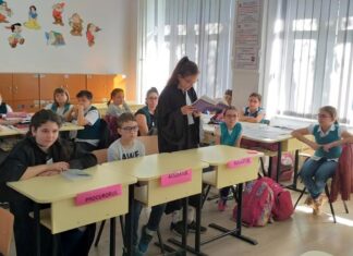 Lecție tip dezbatere. Clasa este transformată în „sală de judecată”, iar copiii devin judecători, avocați ori procurori. Cazul „La scăldat”