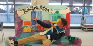 Experiența unui elev român la un liceu din SUA. Sergiu Semenciuc a obținut o bursă FLEX și a făcut clasa a XII-a la un colegiu din Rochester