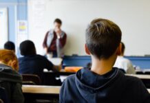 Salvați Copiii: 76% dintre copii spun că profesorii îi ceartă atunci când greșesc, ceea ce arată prevalența metodelor pedagogice critice și punitive
