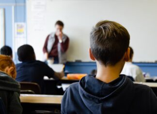 Meditațiile cu elevii de la clasă vor fi interzise prin lege. Ministrul Educației spune că prevederea ar putea fi aplicată din anul școlar 2022-2023