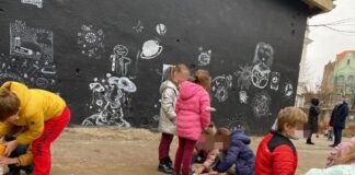 Ora de astronomie, la clasele primare. Învățătoarea predă un opțional, face experimente cu elevii și duce tema spațiului cosmic la toate disciplinele