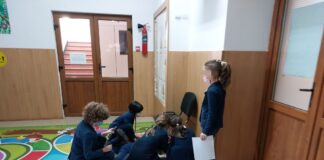 O zi altfel la o școală din Brașov. Copiii au avut „pauza de bunătate”, au dansat și au participat la vânătoarea de comori FOTO