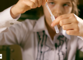 Ce părere au elevii despre utilizarea testelor pe bază de salivă. 96% dintre ei spun că testarea are loc acasă, nu la școală – sondaj
