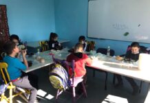 Meditații la sat. Patricia și Mădălina sunt eleve la liceu, fac voluntariat și ajută copiii care au rămas în urmă să-și găsească „ușa către viitor”