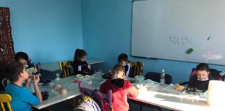 Meditații la sat. Patricia și Mădălina sunt eleve la liceu, fac voluntariat și ajută copiii care au rămas în urmă să-și găsească „ușa către viitor”