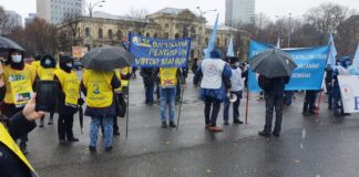 Referendum în școli pentru a decide grevă generală sau grevă de avertisment. Sindicatele din educație au protestat luni în fața Guvernului