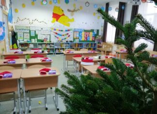 Fiecare zi este o provocare în clasa învățătoarei Roxana Costache. Copiii au venit cu 24 de idei și le pun în practică până la Crăciun FOTO