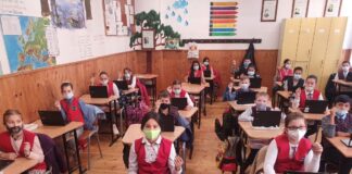 Școala de la sat fără catalog fizic, în plin proces de digitalizare și cu multă stare de bine: „Vrem să transformăm școala în una a secolului XXI”