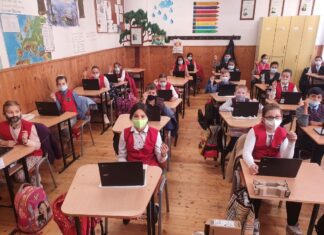 Școala de la sat fără catalog fizic, în plin proces de digitalizare și cu multă stare de bine: „Vrem să transformăm școala în una a secolului XXI”