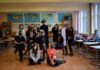 O altfel de evaluare la final de semestru: Piesă de teatru, pusă în scenă de liceeni la ora de franceză. Profesoara a jucat alături de elevi