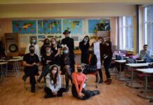 O altfel de evaluare la final de semestru: Piesă de teatru, pusă în scenă de liceeni la ora de franceză. Profesoara a jucat alături de elevi